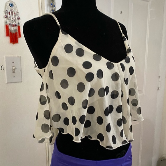 Small white & black polka dot crop top. - Picture 3 of 6